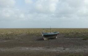 Fishing boat on soli affected by increasing salination. Photo: Prithvi Raj for MIGNEX. CC BY-SA